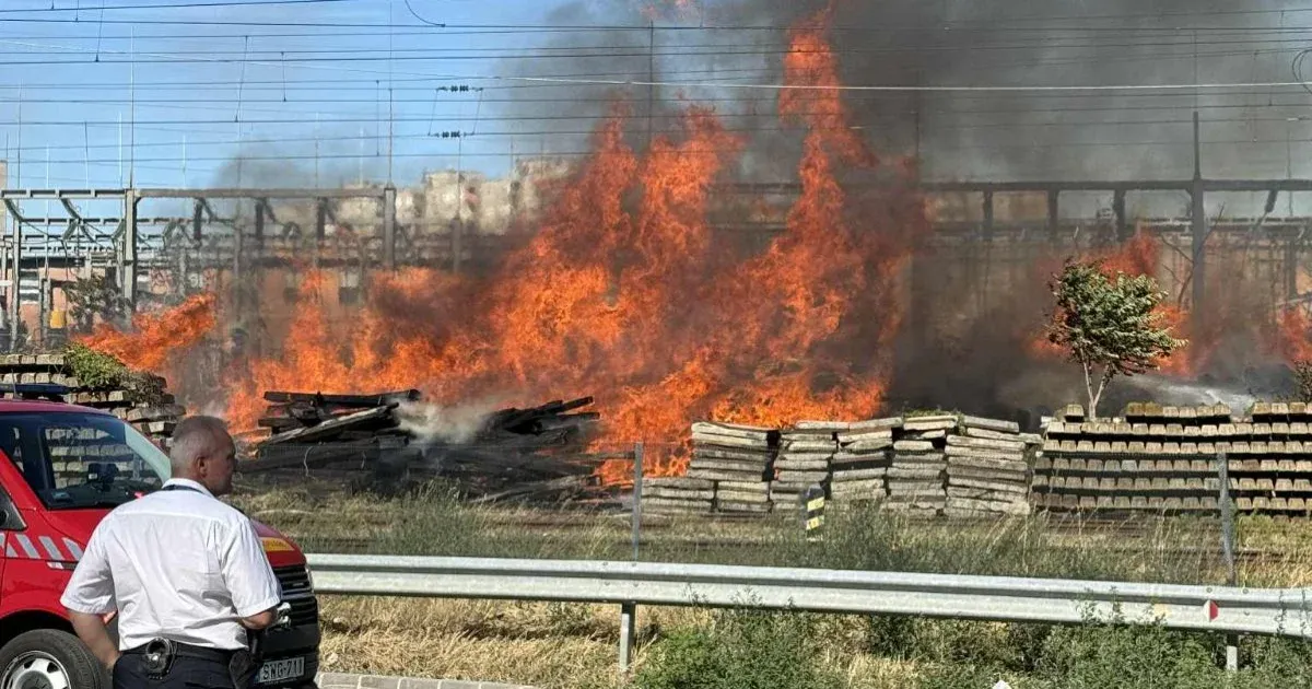 Vasúti talpfák lángra kaptak egy újpesti trafóállomás közelében.