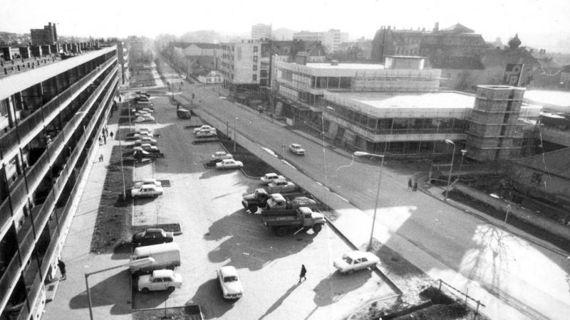 Fedezd fel a legfrissebb attrakciót Zalaegerszegen! A Centrumban megnyílt egy vadonatúj áruház, ahol a vásárlás élménye új dimenziókat nyer. Ne hagyd ki a mozgólépcsőt, amely nemcsak praktikus, hanem izgalmas módja is a különböző szintek felfedezésének. K