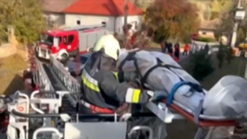 Súlyos munkabaleset történt Nógrád megyében: egy tűzoltó, aki csupán segítséget kívánt nyújtani, tragikus módon lezuhant. A részletek megdöbbentőek, és a helyszínen készült videó is rávilágít a baleset körülményeire.