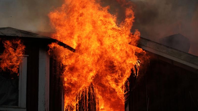 A tűzoltók szinte száguldoztak, ahogy megérkeztek a lángokkal teli épülethez a szabolcsi város szívében! A füst gomolygott az ég felé, miközben a lángok éhesen falták a falakat.