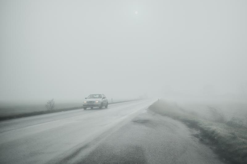A rövidülő nappalok és a csökkenő látási viszonyok miatt a rendőrség fontos figyelmeztetést intéz a gépjárművezetők felé: érdemes fokozott óvatossággal közlekedniük.