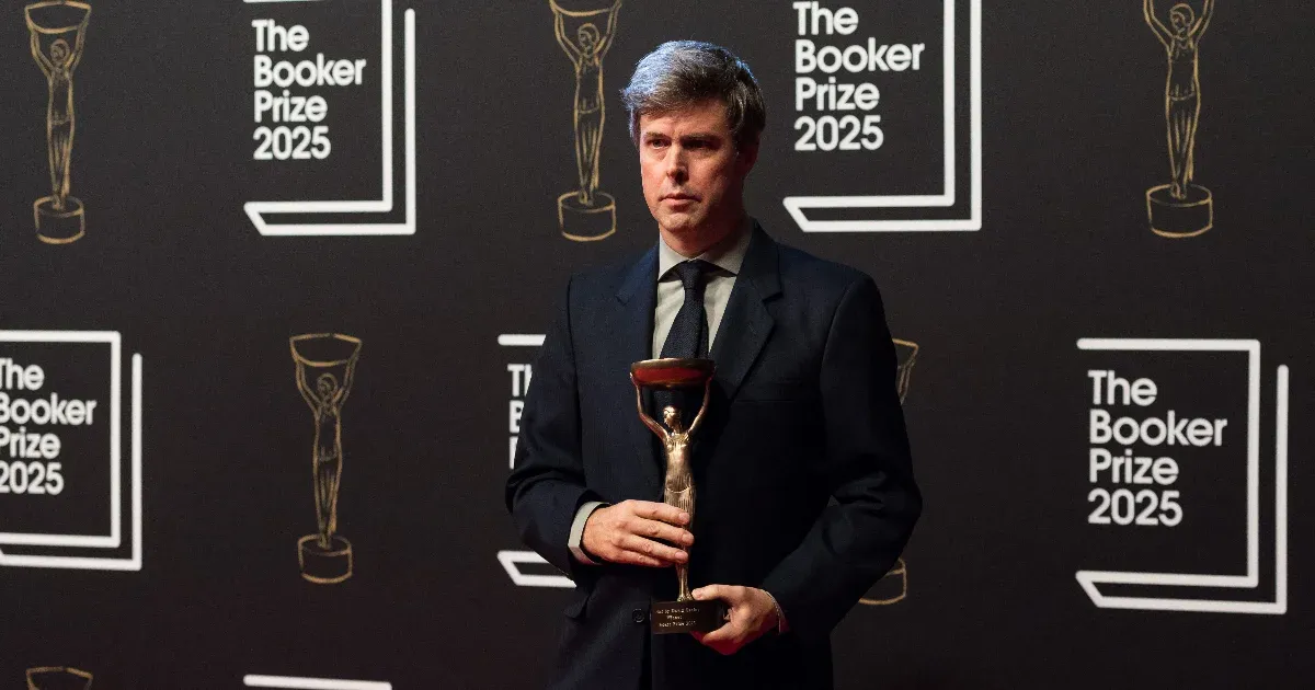 A határok között ingázó, a két kultúra közötti térben lebegő bennfentes kívülálló.