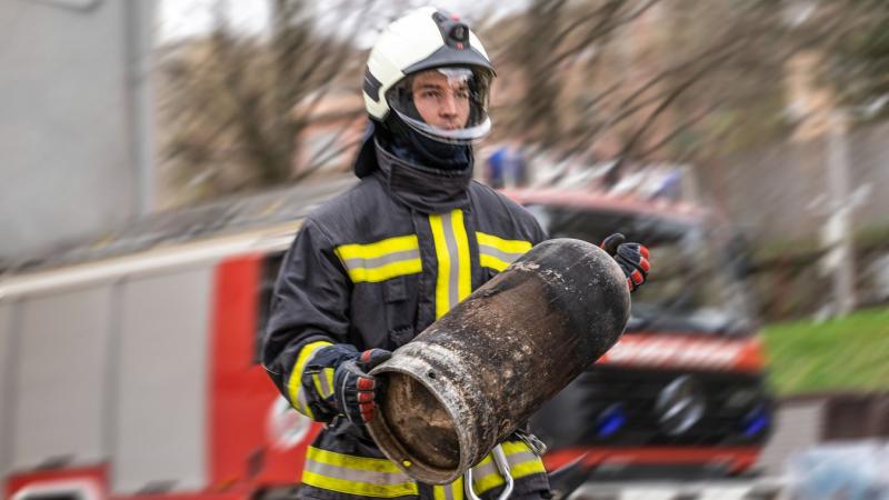 Két gázpalackot emeltek ki a lángokkal teli épületből.