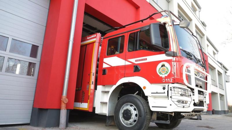 Fának ütközött, majd lángra lobbant: kigyulladt egy autó a Petőfi utcában.