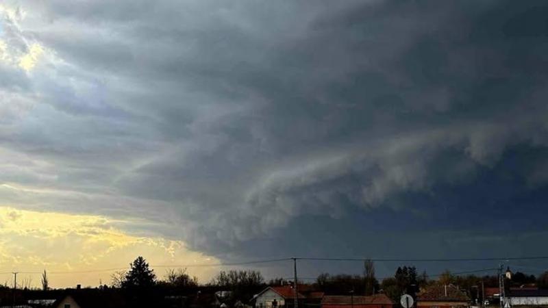 Egy impozáns szupercella söpört végig a hazai nagyvároson, amelynek következtében egy kamion pótkocsija a földre dőlt az erős szél tombolásától. Az eseményről készült videó igazi tanúbizonysága a természet erejének.