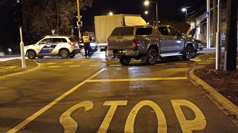 Bács-Kiskun megyében sorra következtek be a balesetek és tűzesetek, amelyekről videós beszámoló készült. A helyzet aggasztó, hiszen a közlekedési balesetek és a tűzvészek egyaránt komoly veszélyt jelentenek a lakosság számára. A felvételek rávilágítanak a