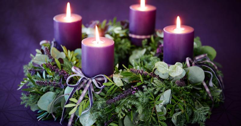 Hogyan ismerhetjük fel a klasszikus adventi koszorút? Fedezd fel 20 lenyűgöző változatát különböző stílusokban!