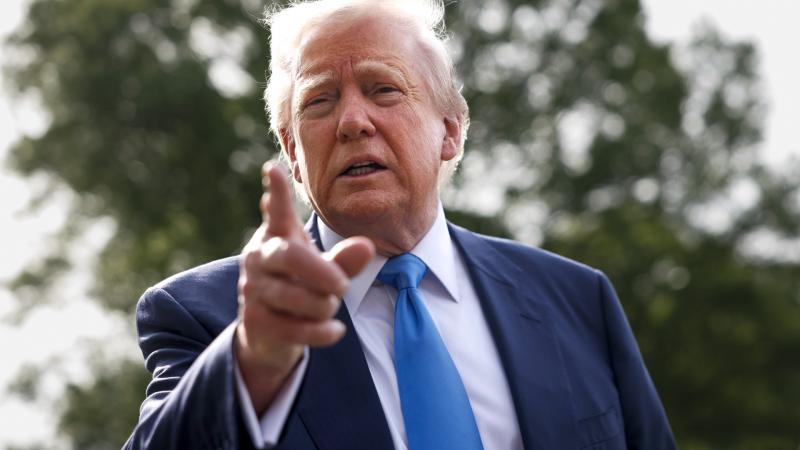 Donald Trump egy igazán meglepő javaslattal állt elő a pápai utódlás kapcsán: azt állította, hogy ő maga venné át a Vatikán irányítását.
