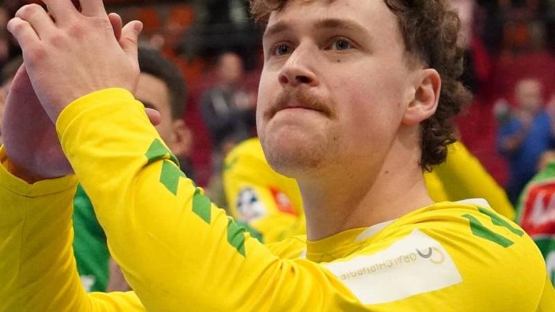 16 éves korában érettségizett, és már 23 esztendős korára orvosi diplomát szerez. Ezen időszak alatt a szenvedélye, a kézilabdakapus szerep is fontos szerepet játszik az életében.