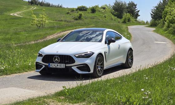 Fedezd fel a skizofrén élménygép világát: a Mercedes-AMG CLE 53 sportkupé, amely egyesíti a finom eleganciát és a brutális teljesítményt. Tesztalanyunk egy olyan autó, amely nem csupán a sebességre, hanem a vezetési élmény minden aspektusára összpontosít,