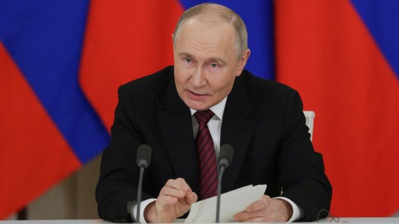 Putyin visszautasítja az európai vezetők által sürgetett tűzszünetet, ugyanakkor kifejezi készségét a párbeszédre és a diplomáciai megoldások keresésére. Az orosz elnök hangsúlyozta, hogy a konfliktus rendezéséhez alapvetően más megközelítések szükségesek