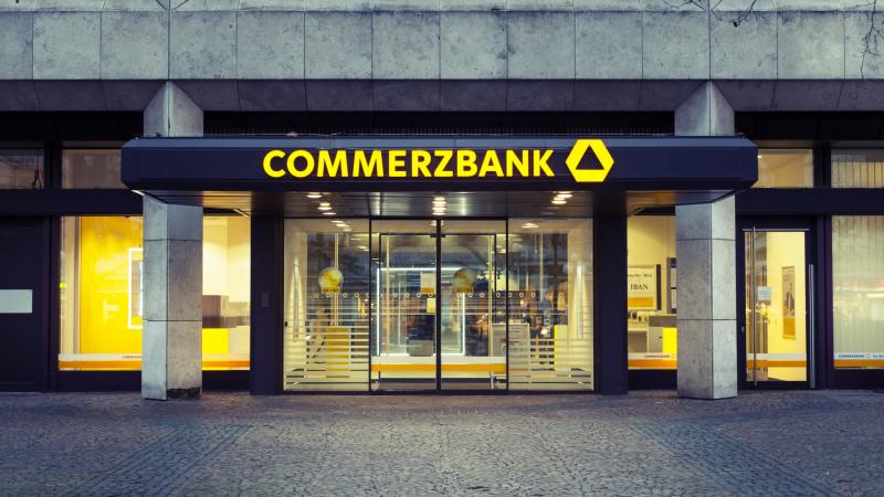 A Commerzbank munkatársai tüntetést szerveztek az UniCredit ellen.