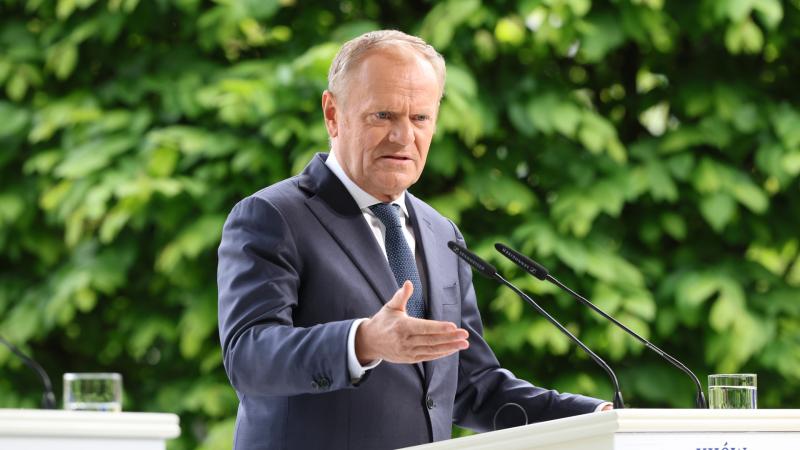 A lengyel kormány figyelmeztető sárga lapot kapott, ami komoly átalakulások küszöbén áll. Drámai változások várhatóak a politikai tájképen.