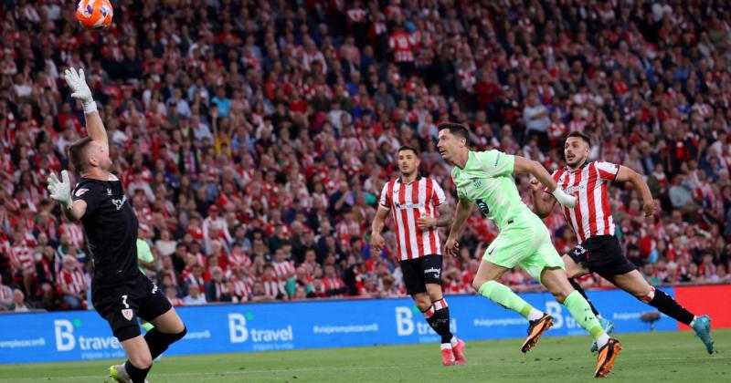 Videón a foci csúcsmomentuma: Lewandowski első találatát még Messi is elismerné egy csettintéssel!