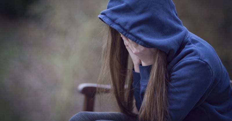 Tragikus hír érkezett: egy 12 éves magyar kislány életét vesztette. Az ilyen események rávilágítanak arra, hogy sok fiatal veszélyben van a bullying miatt. Iskolapszichológussal beszélgettünk erről a súlyos problémáról, hogy jobban megérthessük a jelenség