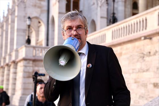 Az OLAF vizsgálata során csalásra utaló jeleket tárt fel, ám a magyar rendőrség álláspontja szerint a szabálytalan kórházi beszerzések kapcsán nem merült fel bűncselekmény gyanúja.