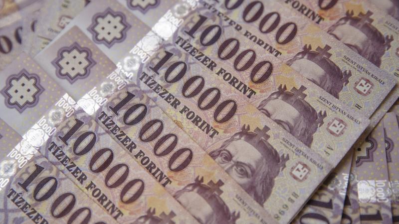 A forintot sikerült visszahozni 400 fölé, de még van esélye arra, hogy újra megpróbálja az erősödést.