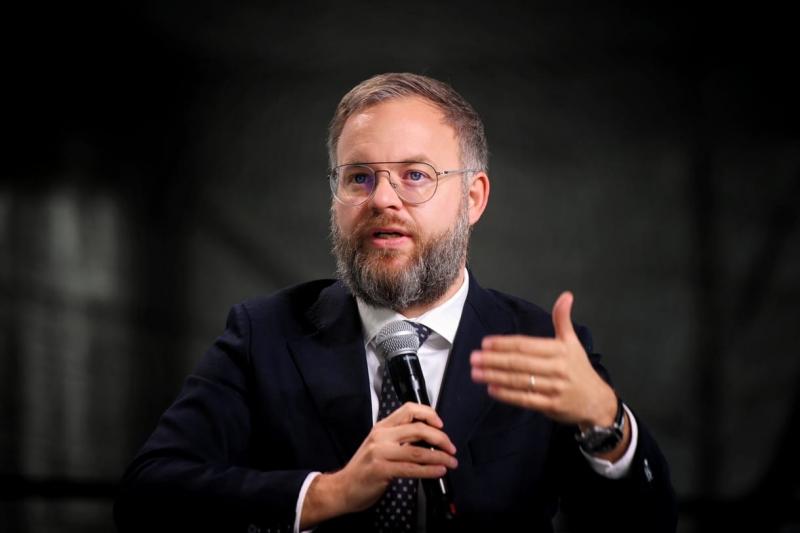 A miniszterelnök politikai igazgatója szeretné eltávolítani Magyar Pétert a színről.
