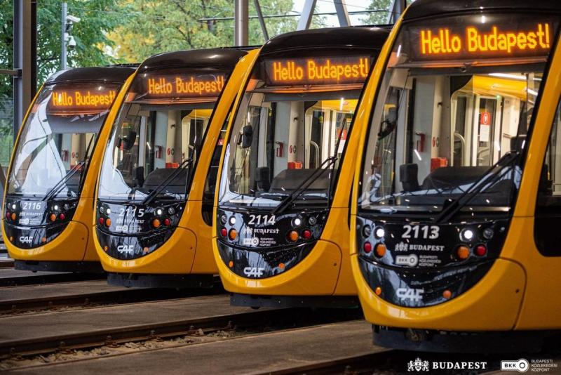 Budapestre folyamatosan érkeznek az új villamosok, azonban a város infrastruktúrája nem képes megfelelően befogadni őket, ami komoly kihívások elé állítja a tárolásukat.