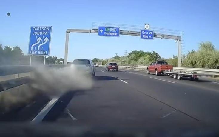 A Lexus egy figyelmetlen pillanatban a belső sávba húzódott az M7-es autópályán, majd elveszítette az irányítást, és a zajvédő falnak ütközött. - Nézd meg a felvételt!