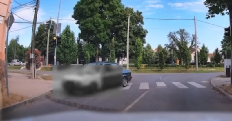 A piros lámpánál megállva egy driftelő BMW-s igazi adrenalintöltetet hozott a várakozó sofőr életébe, amikor hirtelen megpördült az út közepén, és füstölve hagyta maga mögött a guminyomokat.