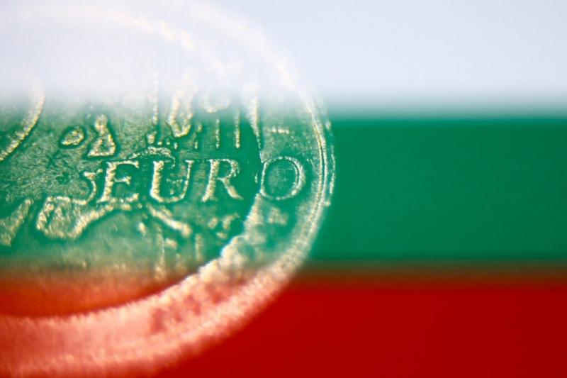 A bolgárok körében számos aggodalom merül fel az euró bevezetésével kapcsolatban, azonban valószínű, hogy ők előbb lépnek a valutaátváltás irányába, mint a magyarok.