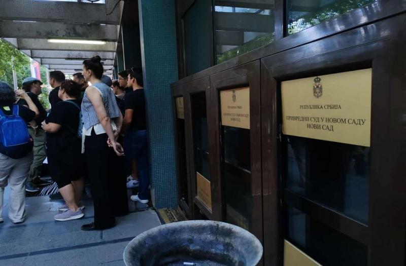 Öt ember szabadlábon védekezhet a múlt héten zajlott újvidéki tiltakozások kapcsán, míg tizenegyen továbbra is fogva tartottak. | Vajdaság MA