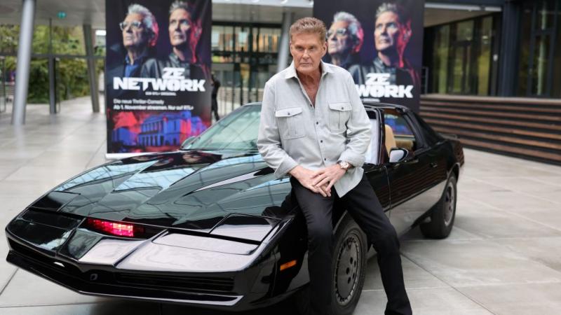 Hamarosan érkezik a Knight Rider-film, amelyet a Cobra Kai alkotói jegyeznek. Izgalmas kihívás elé néznek, hiszen a klasszikus sorozat modern feldolgozása rengeteg lehetőséget rejt magában.