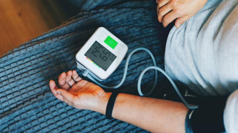 Esti magas vérnyomás: ártalmatlan jelenség vagy figyelmeztető jel? - Házipatika

Az esti magas vérnyomás sokak számára ismerős probléma, amely kérdéseket vet fel: vajon csupán egy ártalmatlan állapot, vagy komolyabb egészségügyi kockázatok is rejlenek mög