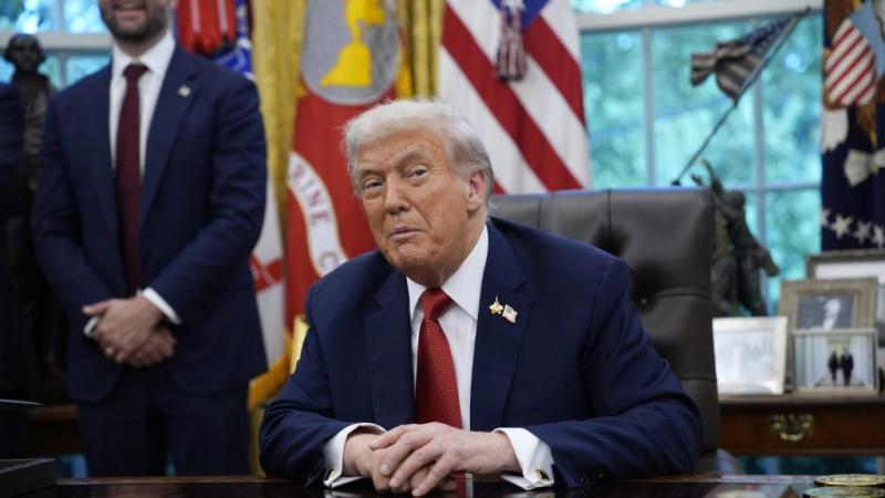Donald Trump újabb vámok bevezetését jelentette be, ami újabb lépést jelent a kereskedelmi feszültségek fokozódásában. A döntés várhatóan hatással lesz a globális piacokra és a gazdasági kapcsolatokra. A részletek és a pontos érintett termékek még nem ism