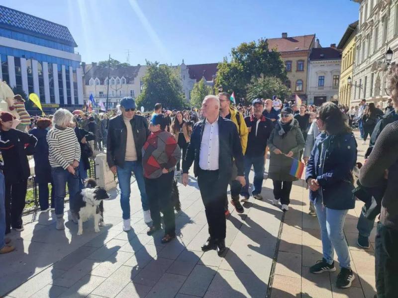 Annyira a Fidesz szellemében korlátozták a pécsi köcsögvonulást, hogy eddig csupán egy elletüntetőt sikerült a rendőrségnek elfogni.