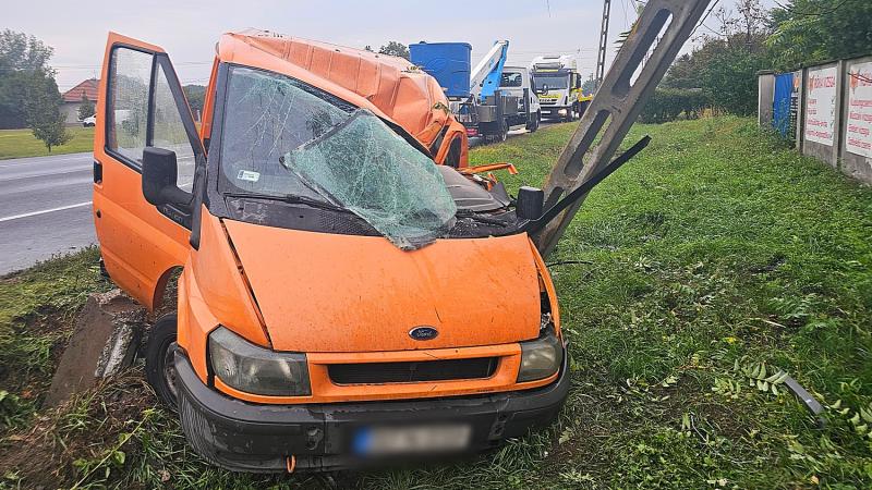 Fegyverneken egy különös baleset történt: egy ittas állapotban lévő sofőr, aki ráadásul jogsi nélkül volt, egy ellopott kisteherautóval ütközött neki egy villanyoszlopnak.