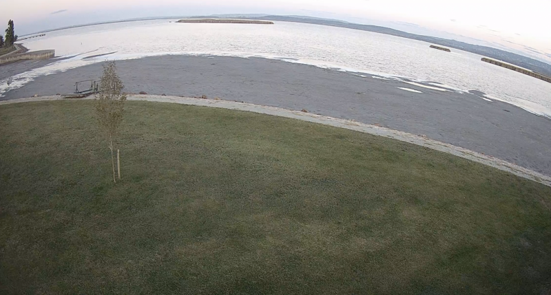 A Balaton mellett a Velencei-tó medrében is kényelmesen, száraz lábbal barangolhatunk.