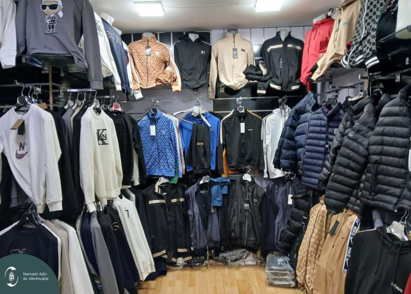 A Golgota úti piacon, amikor a vészcsengő hangja felzendült, az árusok pánikszerűen próbáltak elbújni a pénzügyőrök elől, mint ha csak az utolsó pillanatban menekülnének a váratlan veszedelemtől.