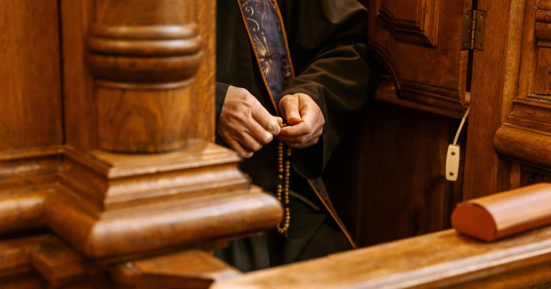 A DK javaslata szerint a jövőben börtönbüntetéssel sújtanák azokat a gyóntató papokat, akik nem tesznek bejelentést a kiskorúakat érintő bűncselekmények gyanújáról.