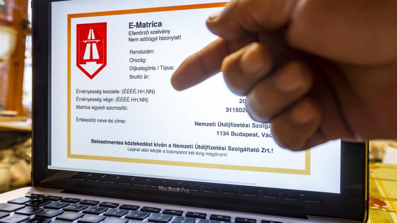 Jövőre jelentős áresést tapasztalhatunk bizonyos autópálya-matricák esetében, ugyanis az árak felére csökkennek.