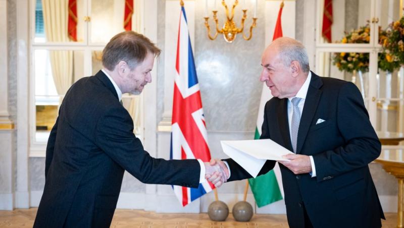 Új fejezet kezdődött a brit diplomáciában, hiszen a budapesti nagykövetség élére új nagykövet érkezett. Az esemény jelentős mérföldkő a két ország közötti kapcsolatokban, amelyet a helyi politikai és gazdasági életben is figyelemmel kísérnek. A nagykövet 