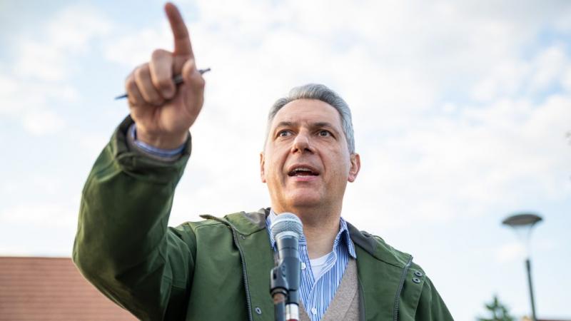 A kormány munkához látott a 14. havi nyugdíj bevezetésének előkészítésében - tájékoztatott Lázár.