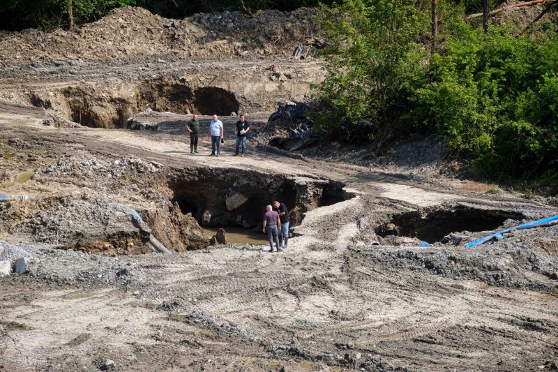 A civilek kiakadtak Parajd ügyében – véleményük szerint az állami szakhatóságok inkább egymásra mutogatnak, mintsem hogy aktívan lépéseket tegyenek a problémák megoldása érdekében.