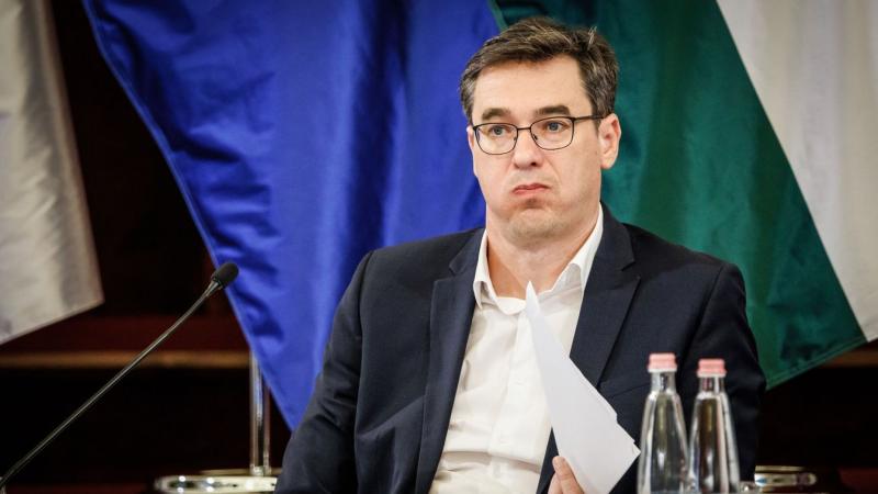 Karácsony Gergely körüli helyzet egyre feszültebbé válik, mivel a Budapest Brand botrányának következtében átvilágítási szakértőt vontak be az ügybe. A szálak egyre bonyolultabbak, és a városvezetés körüli levegő egyre sűrűbbé válik. További részletek a v