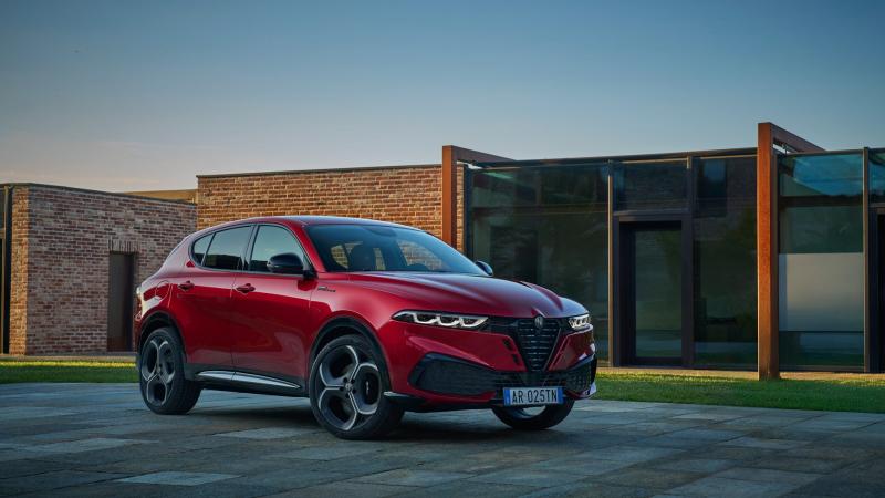 Friss változásokon esett át az Alfa Romeo Tonale: óvatosan sportosabbá vált mind külső megjelenésében, mind belső kialakításában. -- Totalcar