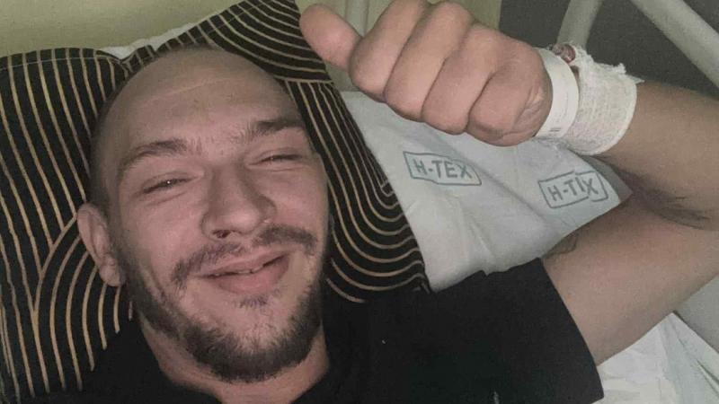 Egy kisváros egy emberi összefogásra ébredt, amikor a helyi tűzoltót agydaganattal műtötték. Az emberek szívükből adtak, volt, aki 10 000 forintot ajánlott fel csupán két süteményért, bizonyítva, hogy a közösség ereje képes átlépni a legnagyobb nehézségek