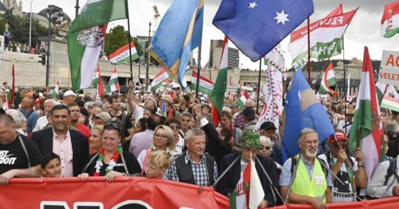 Békemenet a brüsszeli háborús nyomás ellen: Az emberek összefognak a békéért és a stabilitásért, hogy hangot adjanak ellenérzéseiknek a nemzetközi feszültségekkel szemben. A résztvevők célja, hogy megmutassák, a béke és a párbeszéd fontosabb, mint a hábor