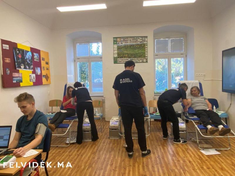 56 csepp vér – önkéntes véradás a szabadságharc hőseinek emlékére

Egy különleges alkalomra hívunk mindenkit, hogy együtt tisztelegjünk a szabadságharc bátor hősei előtt! Csatlakozz te is az önkéntes véradók közé, és oszd meg a legértékesebb ajándékot, am