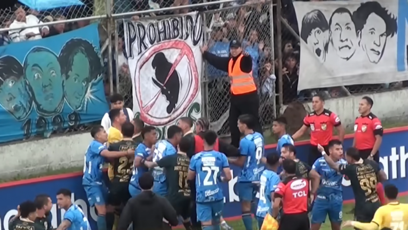 A szurkolók is aktívan részt vettek a zűrzavarban, ami egy igazi tömegverekedésbe torkollott, összesen hét piros lapot osztottak ki a játékvezetők.