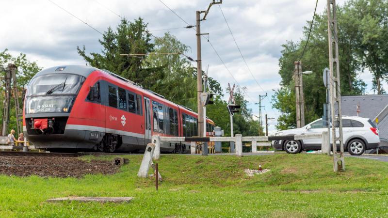 Balatonmáriafürdő és Balatonszentgyörgy között egy kidőlt fa okozott fennakadást, elszakítva a felsővezetéket. Délutánig a vonatok helyett pótlóbuszok biztosítják az utasok közlekedését.