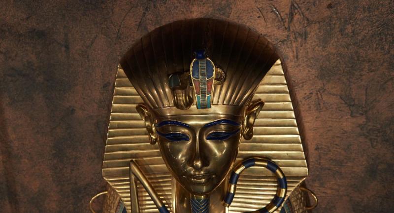 Megdöbbentő felfedezésre bukkantak Tutanhamon fáraó testének DNS-analízise során, amely számos kérdést vet fel a történelem e híres alakjának életéről és származásáról. Az eredmények olyan titkokat tártak fel, amelyekre sokan nem is gondoltak volna.