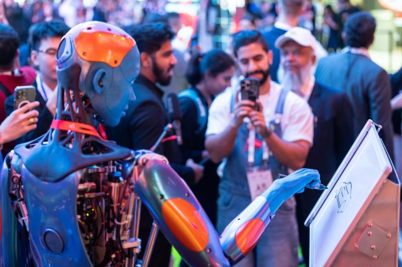 Dubajban a csokoládén kívül számos izgalmas élmény és lehetőség vár rád. Fedezd fel a város lenyűgöző építészeti csodáit, mint például a Burj Khalifa, amely a világ legmagasabb épülete. Ne hagyd ki a híres Dubai Mall-t sem, ahol nemcsak vásárolhatsz, hane