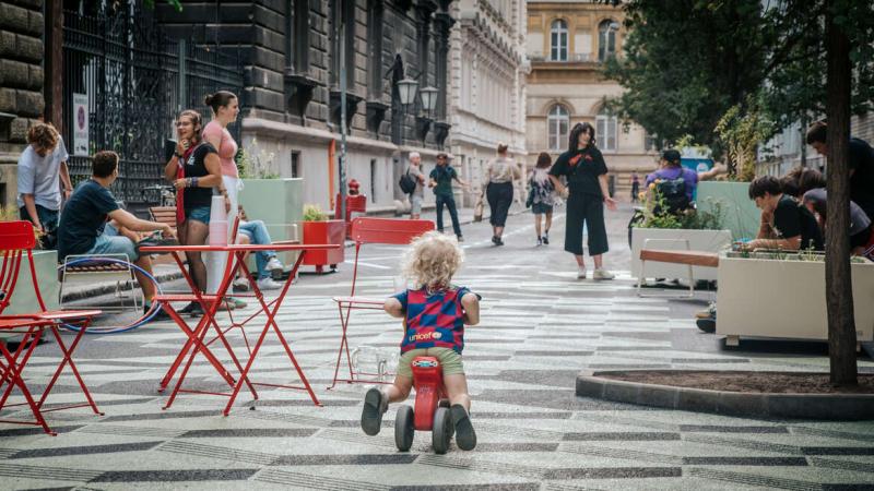 Megnyitotta kapuit Budapest első állandó iskolautcája - de vajon vár ránk több ilyen kezdeményezés a jövőben?