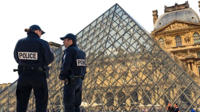 Őrizetbe vették a Louvre ékszerrablásával kapcsolatos ügy két gyanúsítottját.